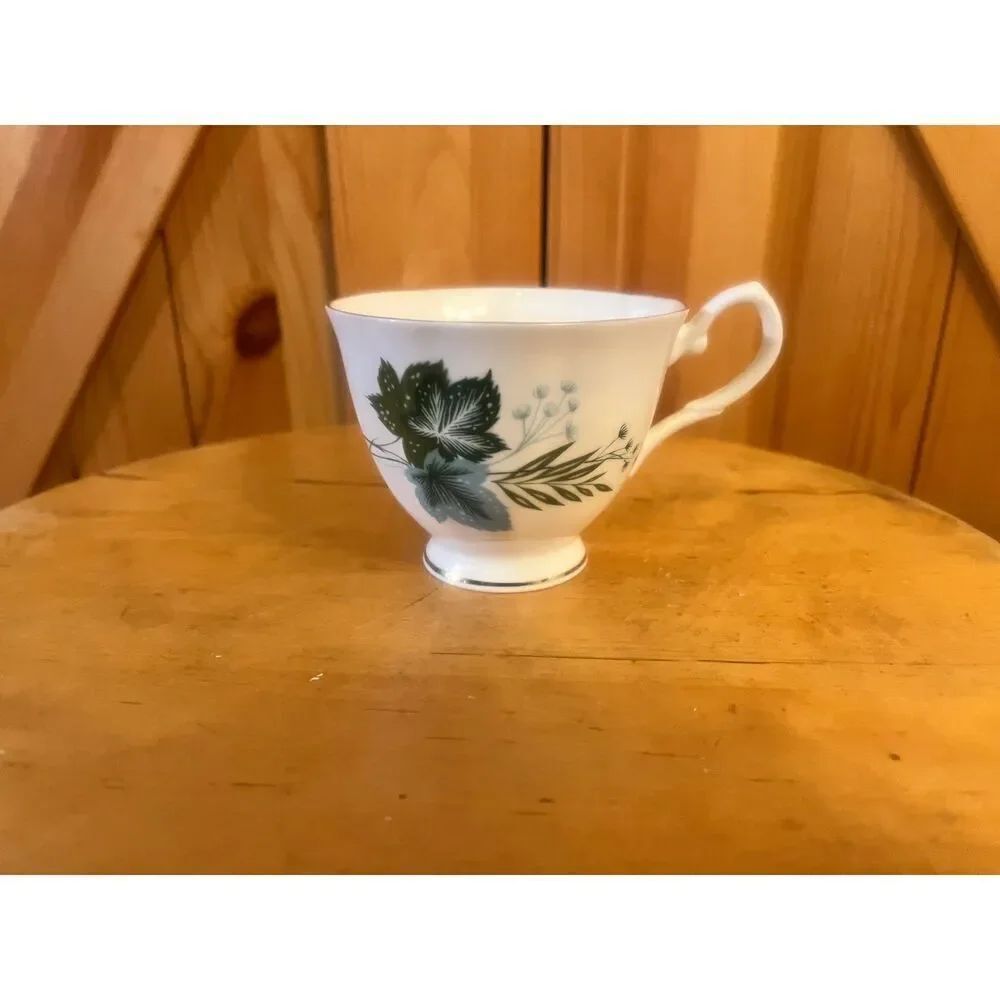Elizabethan Fine Bone China Footed Cup Made In England Gold Trim (6881) Read